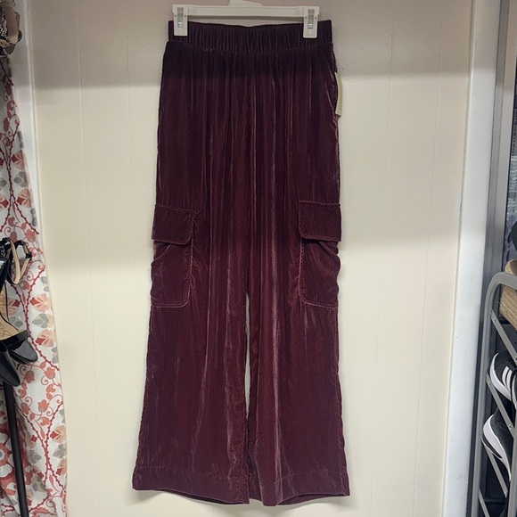 Universal Thread Maroon Cargo Joggers. Velour like material - Picture 1 of 12